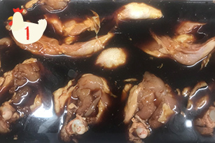 霧島　姶良　加治木　鶏肉をタレに一晩漬け込んで下味をつけます。　