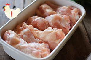 霧島　姶良　加治木　鶏肉に下味をつけます。　